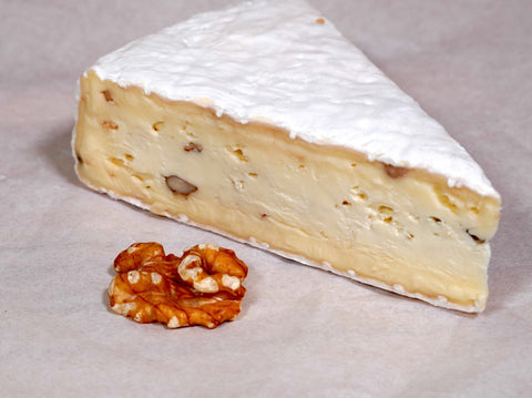 Bio Brie mit Walnüssen